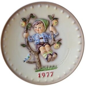 M.J. Hummel Goebel Annual‎ plates 1977 In Bas Relief West Germany